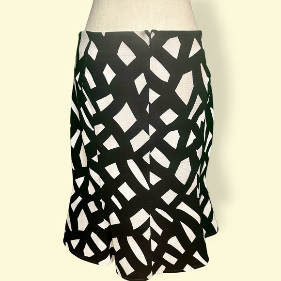 Calvin Klein Black & White Abstract Print Textured Crepe Tulip Hem Skirt Size 4 - Picture 9 of 9